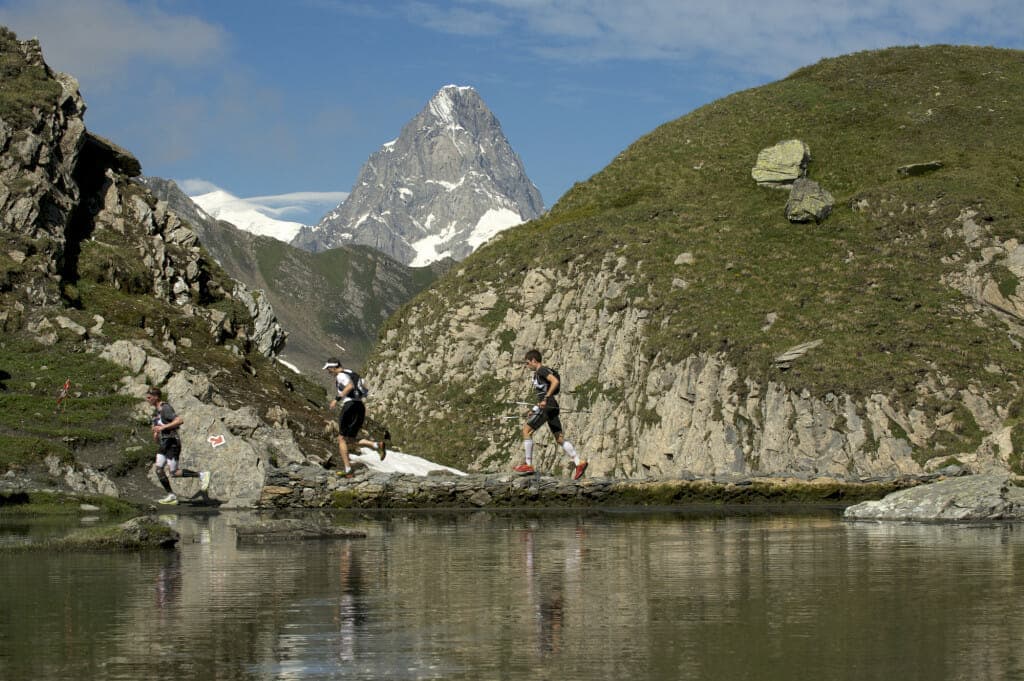 Runner on the Traversée course, passing by the high-elevation Lacs de  Fenetre.
