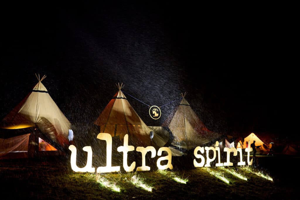 bivouac, a thousand meters above Arêches, offered a number of amenities and group tents for the teams