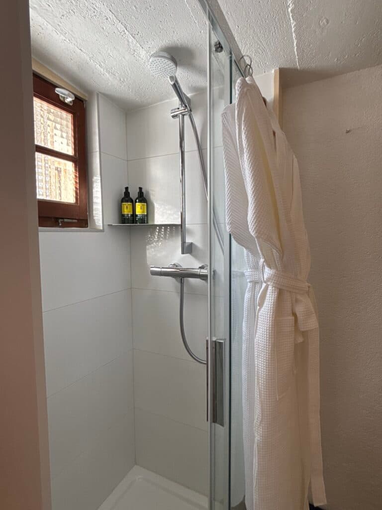 white shower at le petite refuge