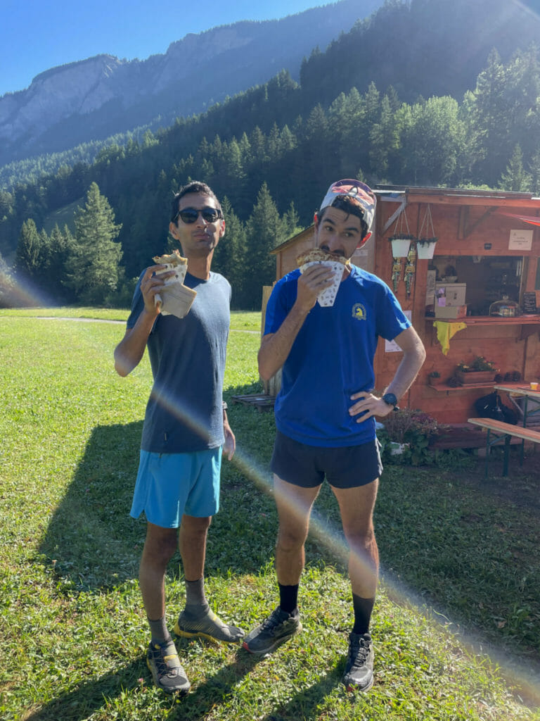Runners with crêpes on the TMB