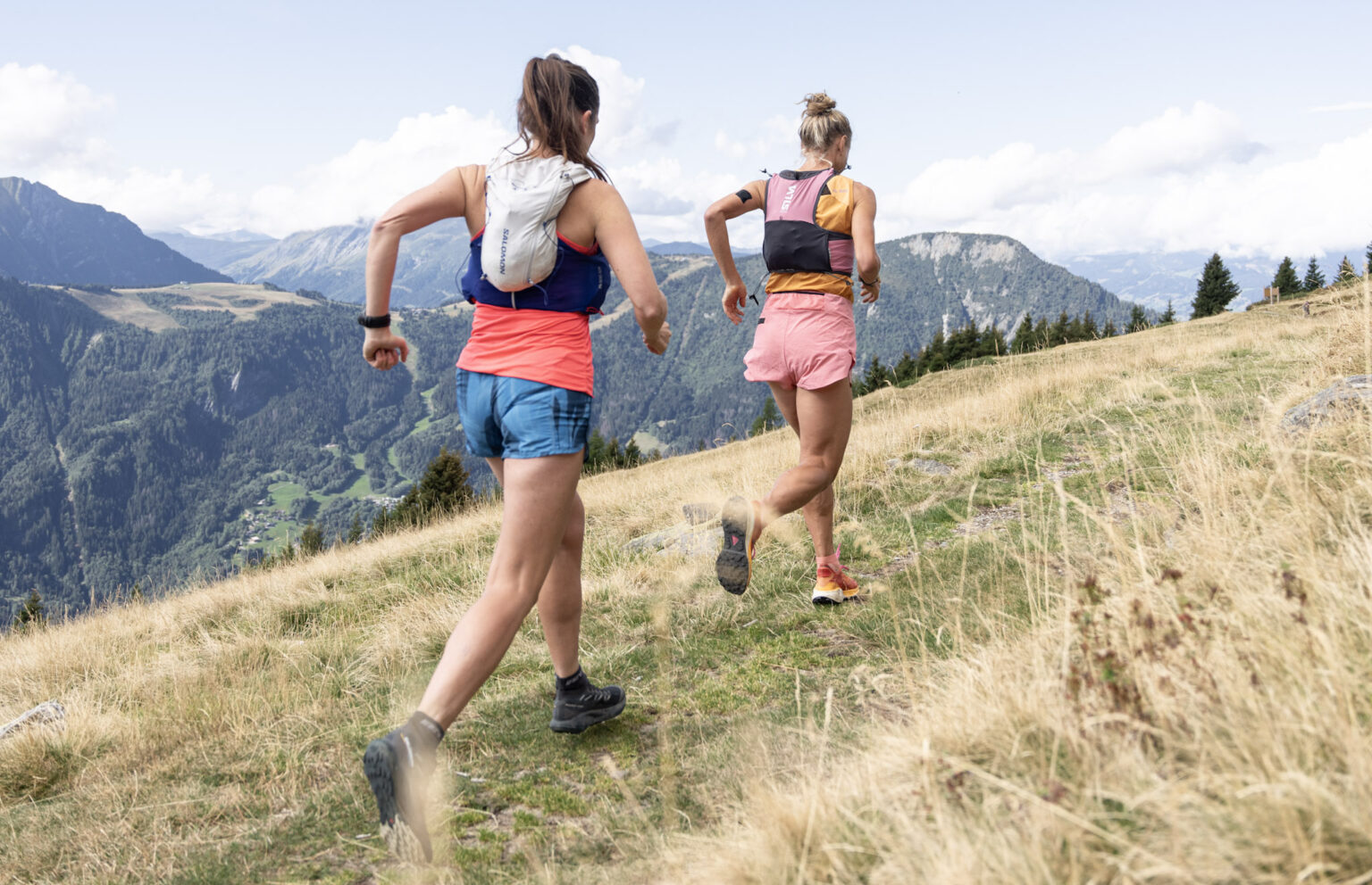 2 runners running on grassy trails