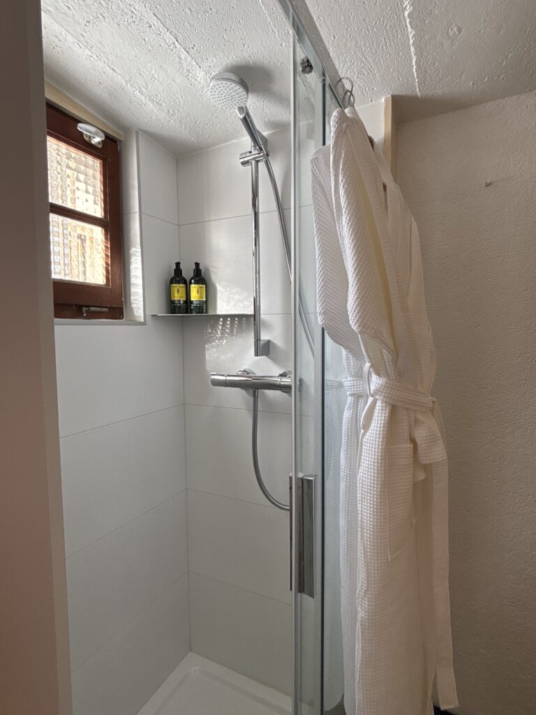 white shower at le petite refuge